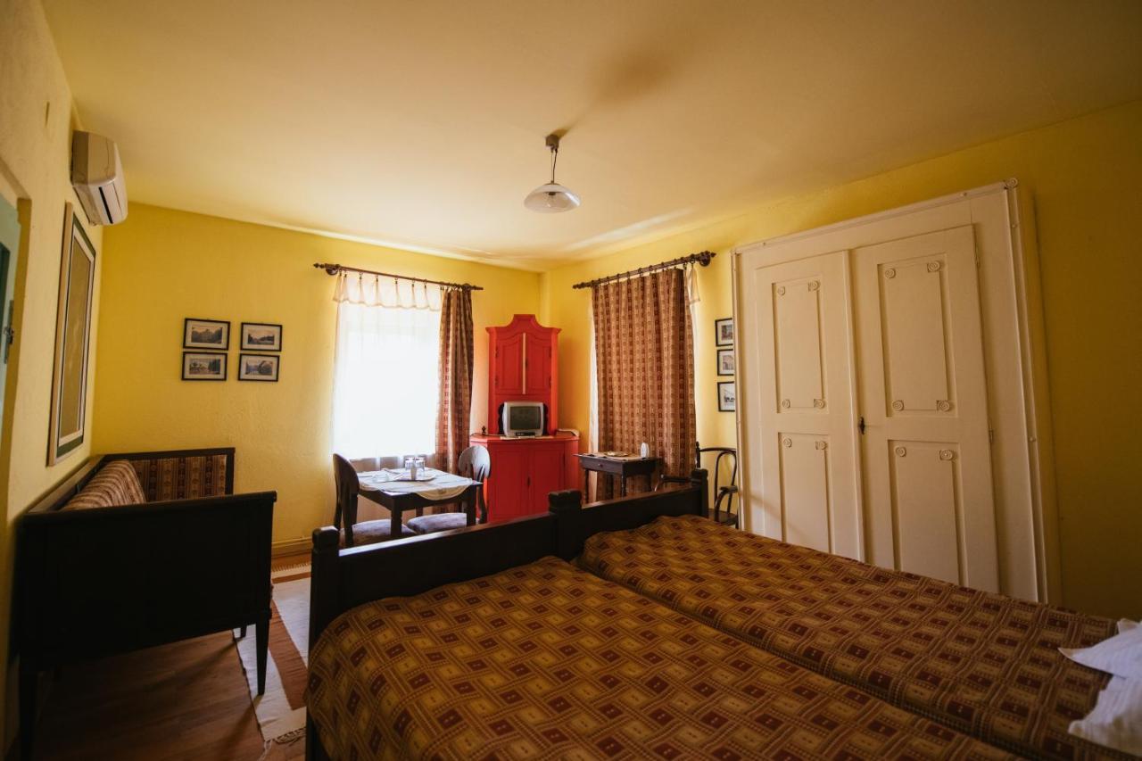 Voeroes Guest House Tîrgu Secuiesc Esterno foto