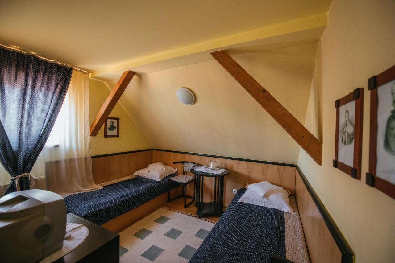 Voeroes Guest House Tîrgu Secuiesc Esterno foto