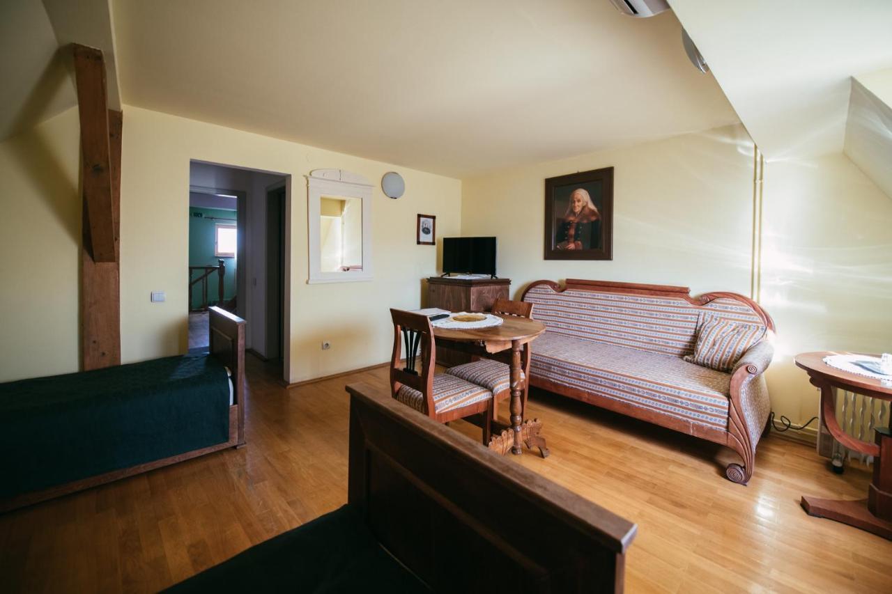 Voeroes Guest House Tîrgu Secuiesc Esterno foto